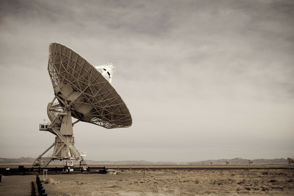 Enorme antena parabólica contra el cielo