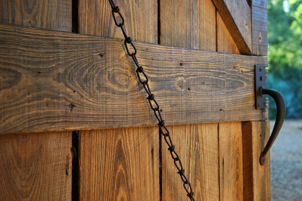 Porte en bois avec poignée forgée et chaîne