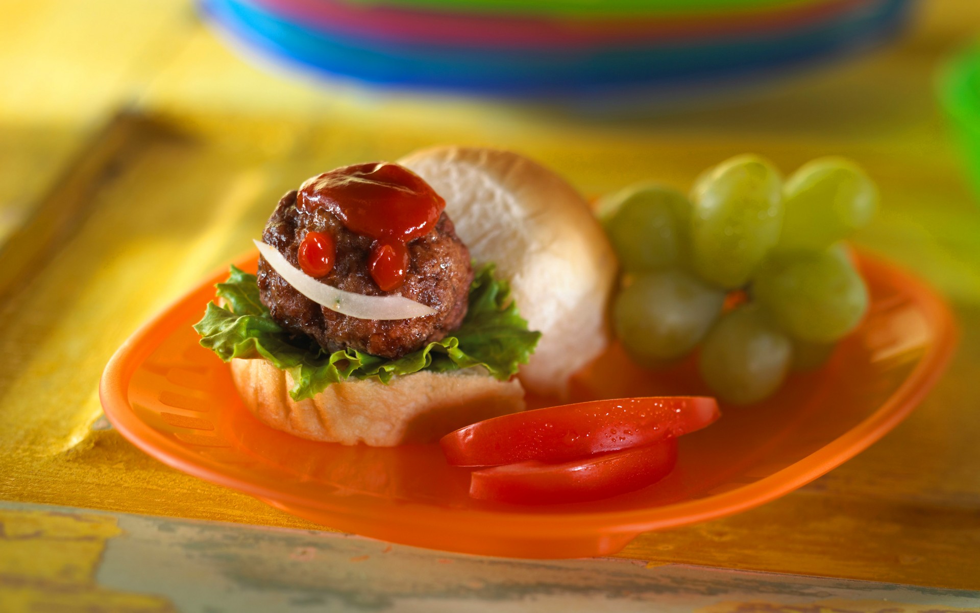 sandwich ketchup brötchen trauben tomaten essen