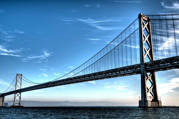 Grand pont sur l eau sur, fond de ciel bleu