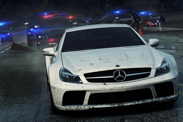 Une Mercedes sl65 blanche quitte la police