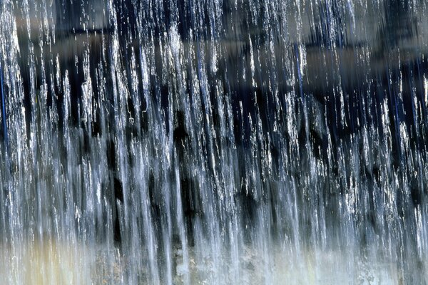 Heavy rain that turns into a downpour