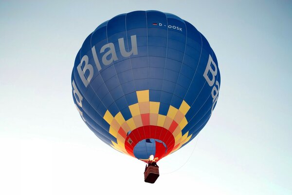 Boule bleue Monte haut dans le ciel