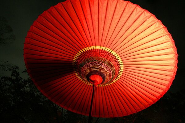 Dekorativer roter japanischer Regenschirm