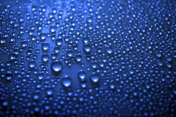 Grandes gotas de agua sobre un fondo azul