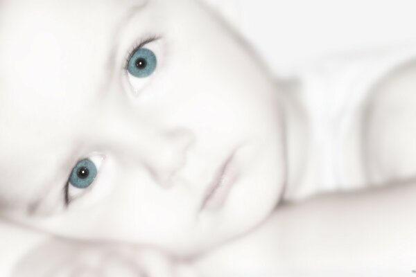 Niño con ojos azules