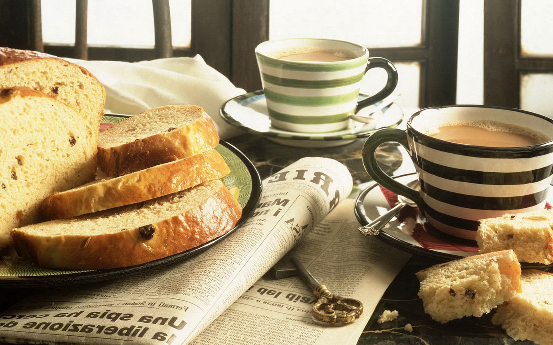 cibo diverso colazione tavolo tazze piatti stoviglie