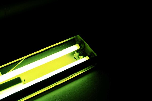 Bagliore della lampada fluorescente verde