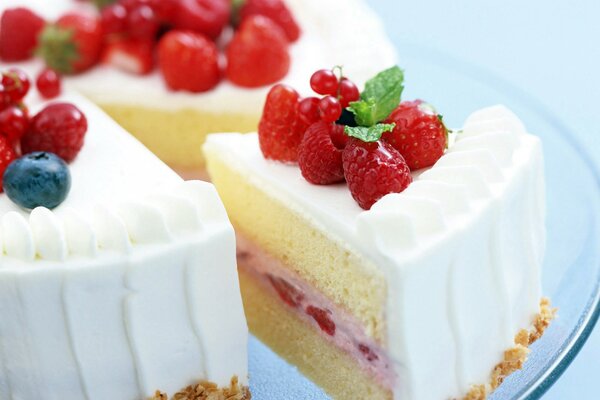 Cake with strawberries and blueberries