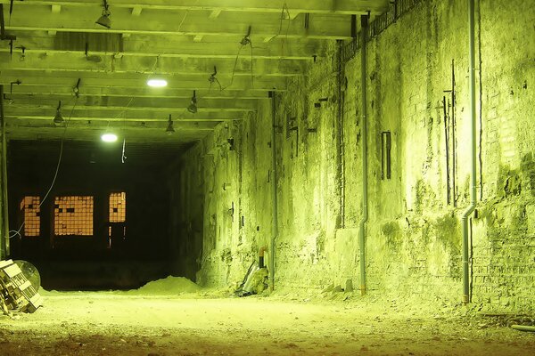 Atelier abandonné dans l éclairage électrique