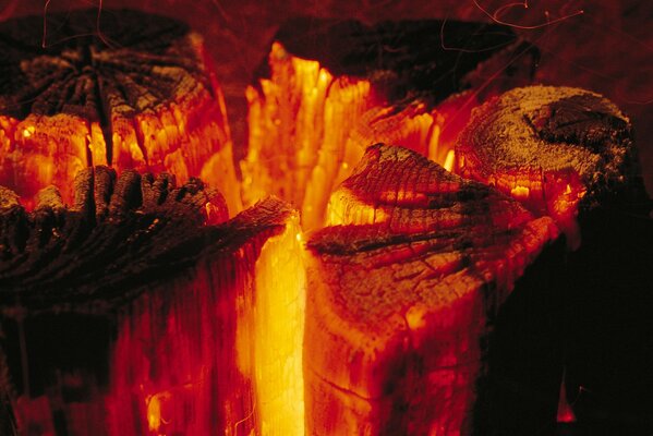 Glühendes Brennholz im Lagerfeuer Nahaufnahme