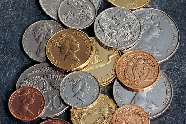 Coins from New Zealand, with the image of Elizabeth 2