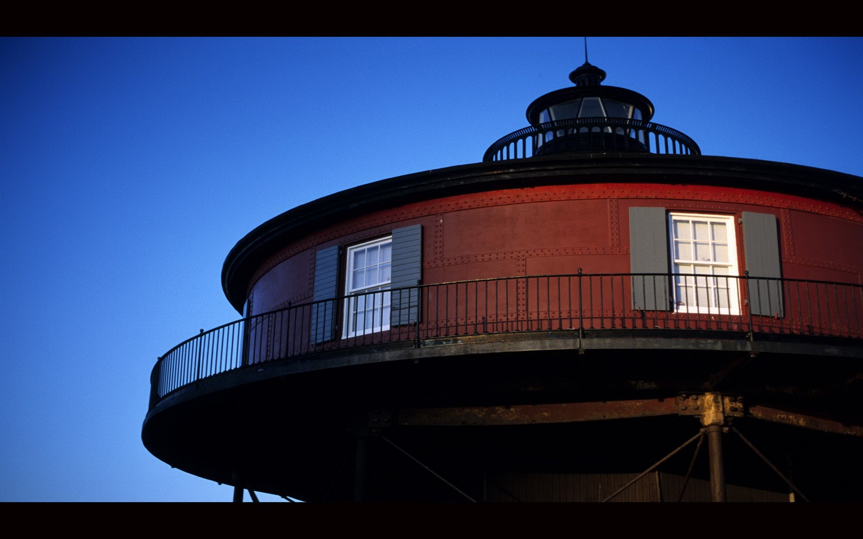 faro rosso rotondo finestre