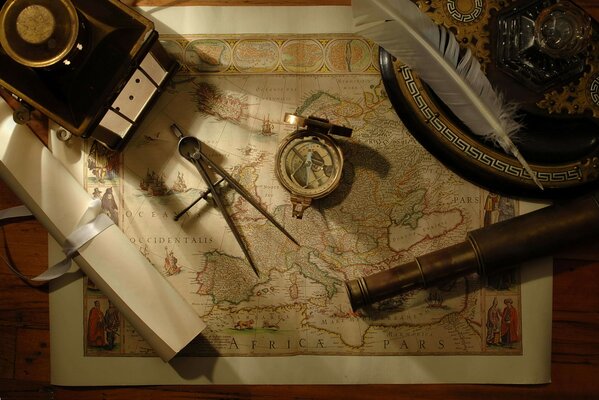 Luneta, kompas i pióro leżą na mapie