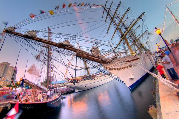 Bunte Yachten am Pier und Menschen