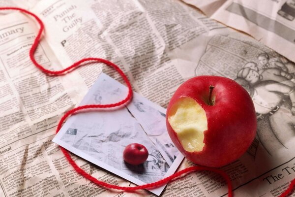 Pomme cransoe sur fond de journal