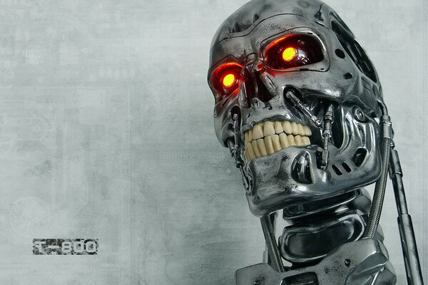 Testa di Terminator con occhi ardenti su sfondo grigio