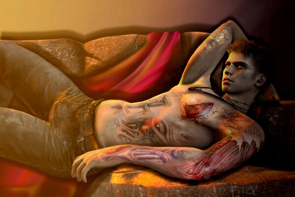 Hombre con tatuajes yace en el Sofá