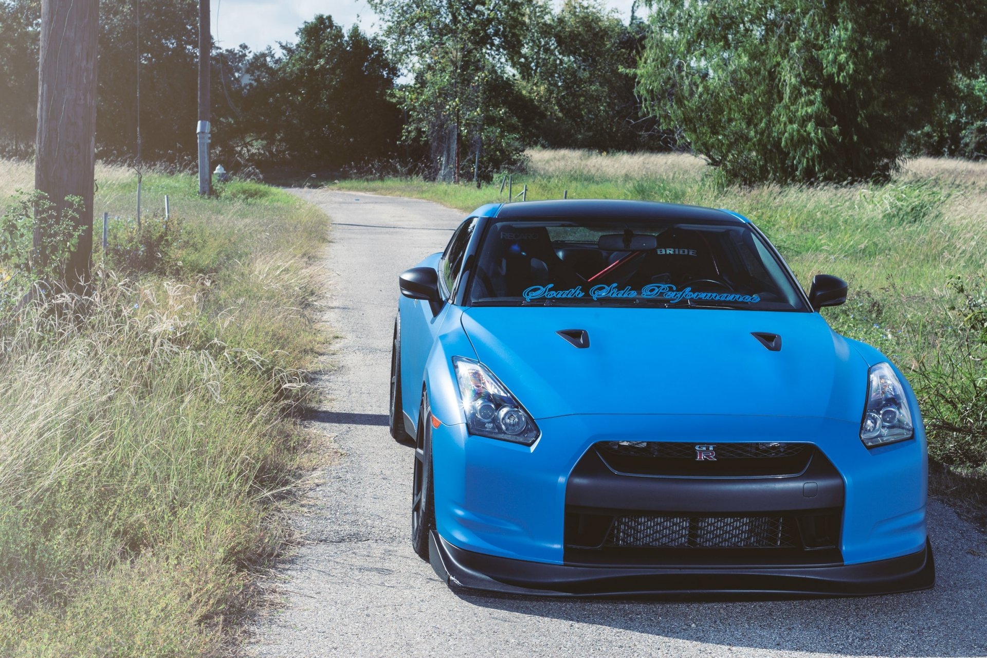 nissan gtr r35 azul carretera nissan gtr frente hierba pilares árboles