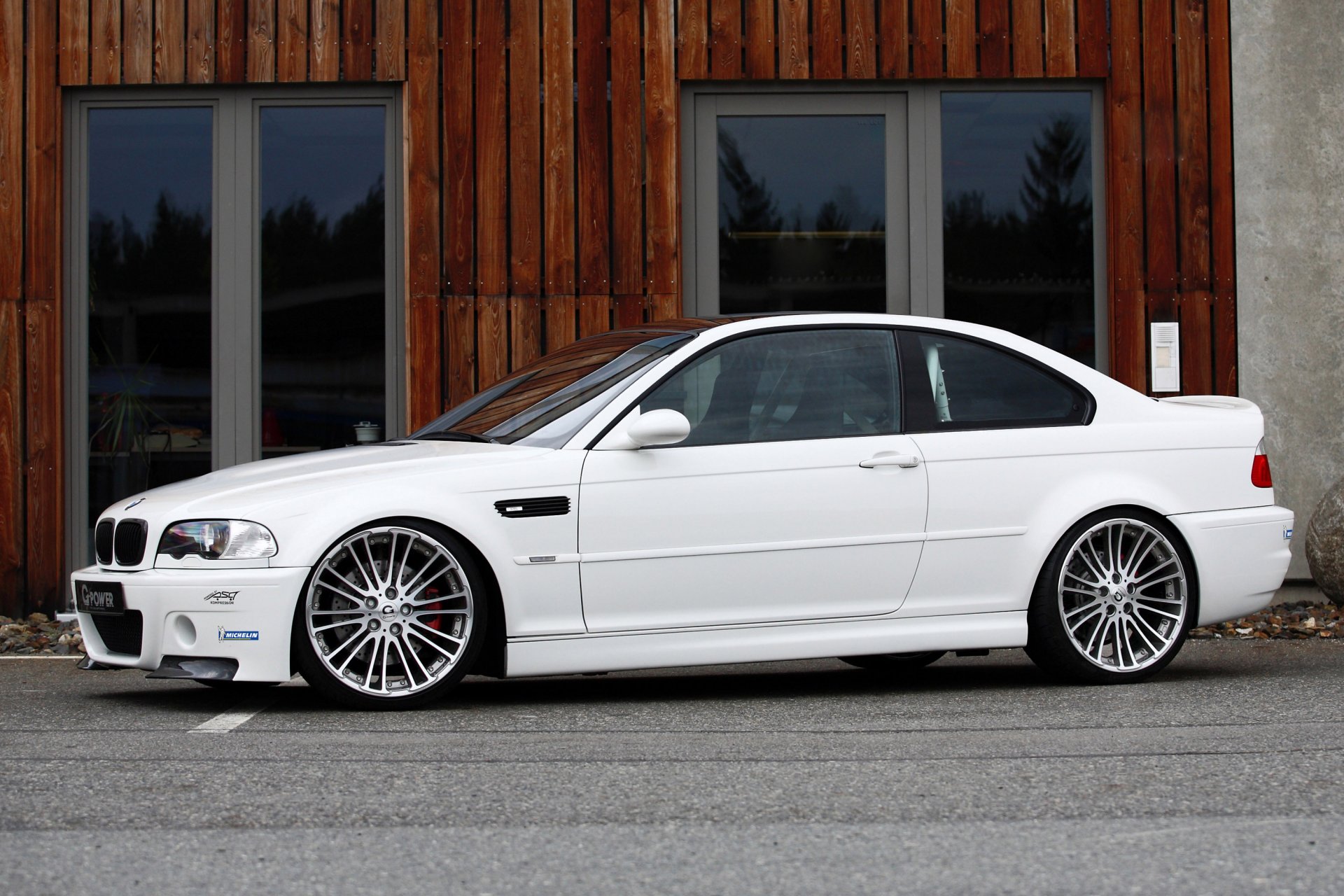 bmw m3 e46 bianco g-power bmw vista laterale tuning g-paver cerchi costruzione porta asfalto