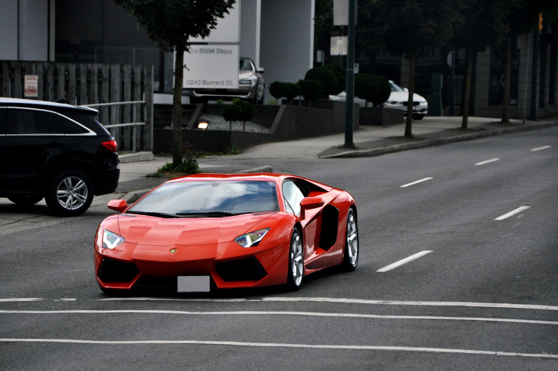 lamborghini aventador lp700-4 orange lamborghini aventador scheinwerfer straße markierung straße bäume autos