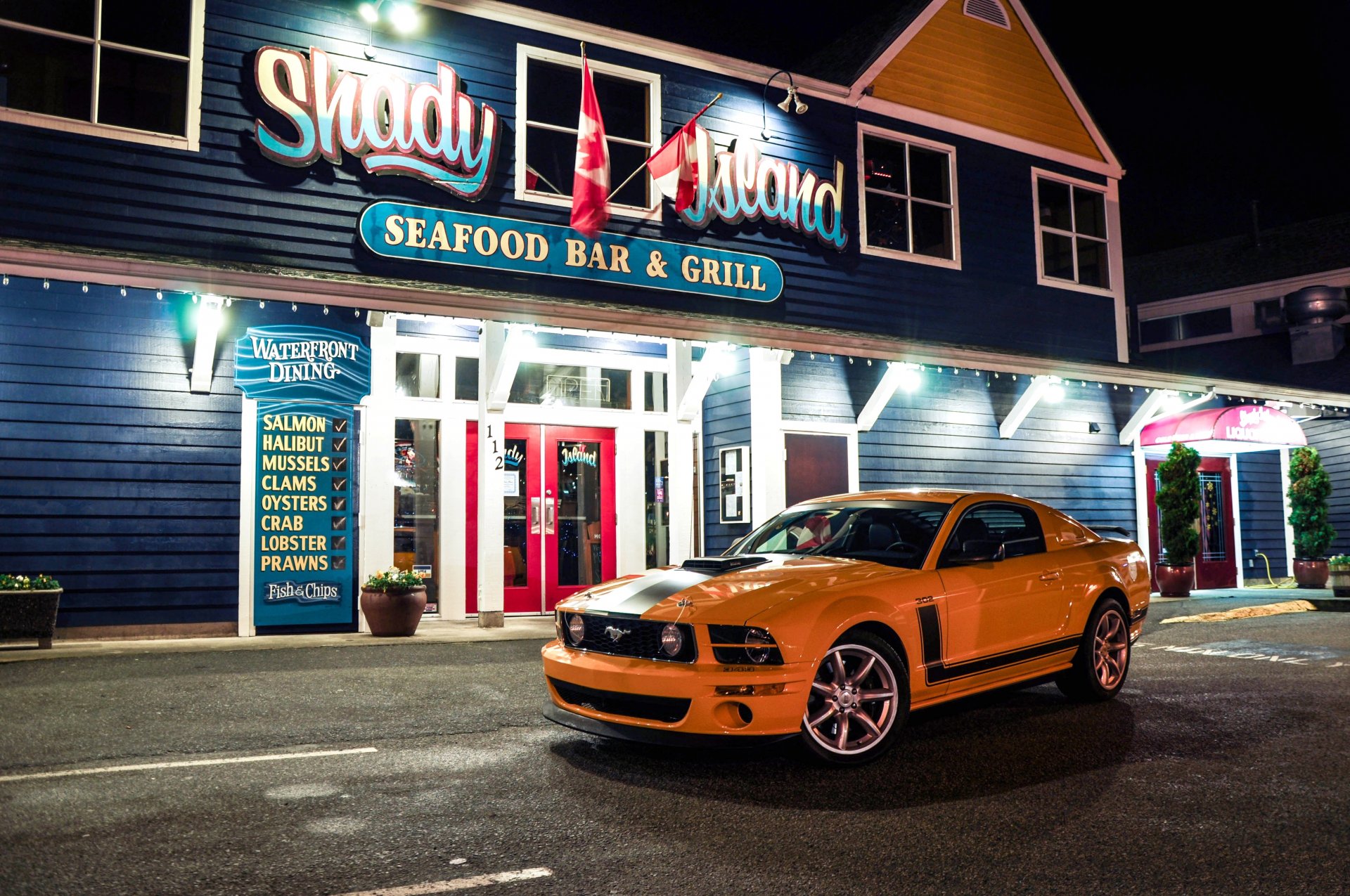 ford mustang saleen parnelli jones boss 302 jaune saleen vue de face bâtiment enseigne lumières