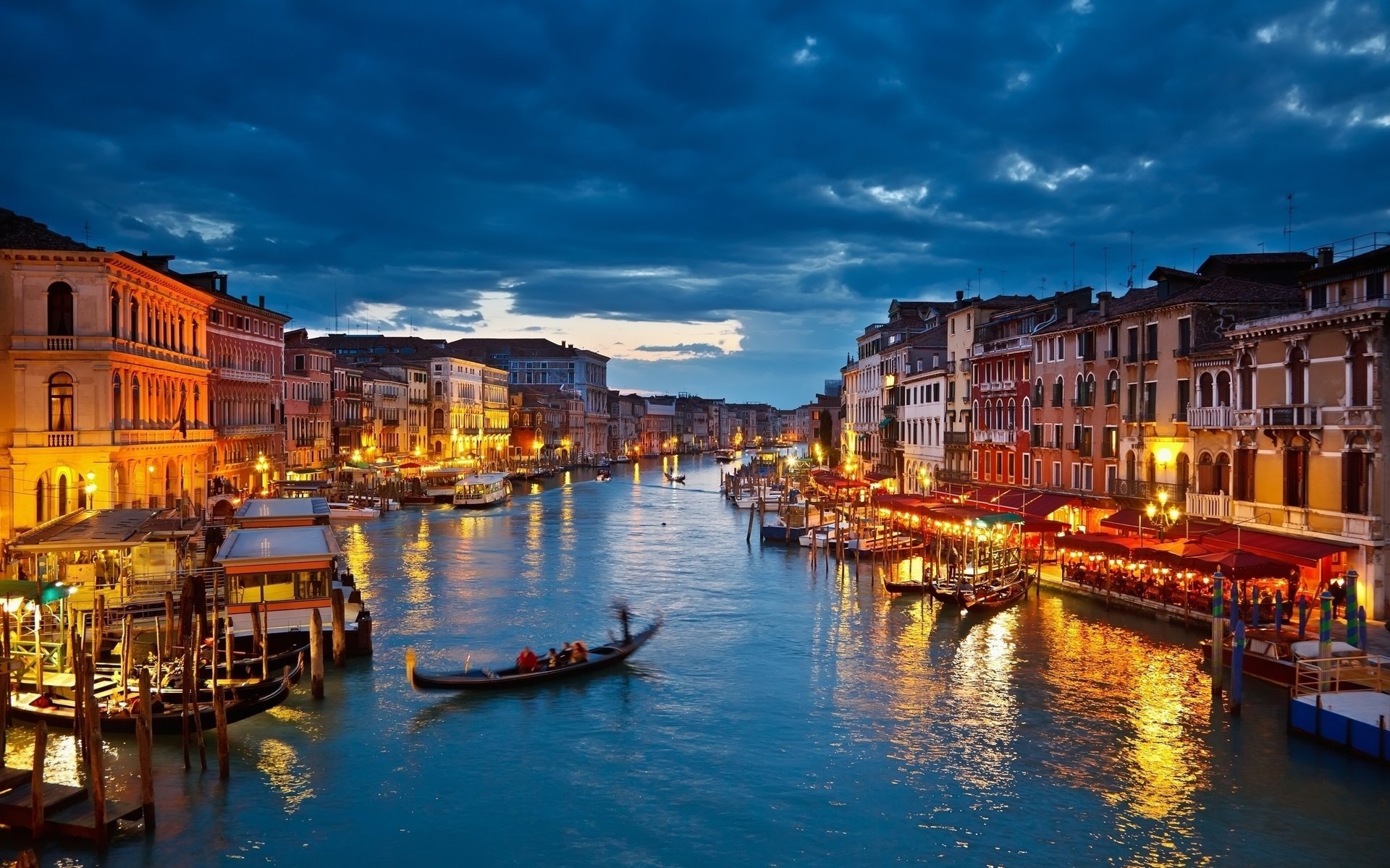 venise soirée gondoles bateaux nuages lumières canal maisons italie ville