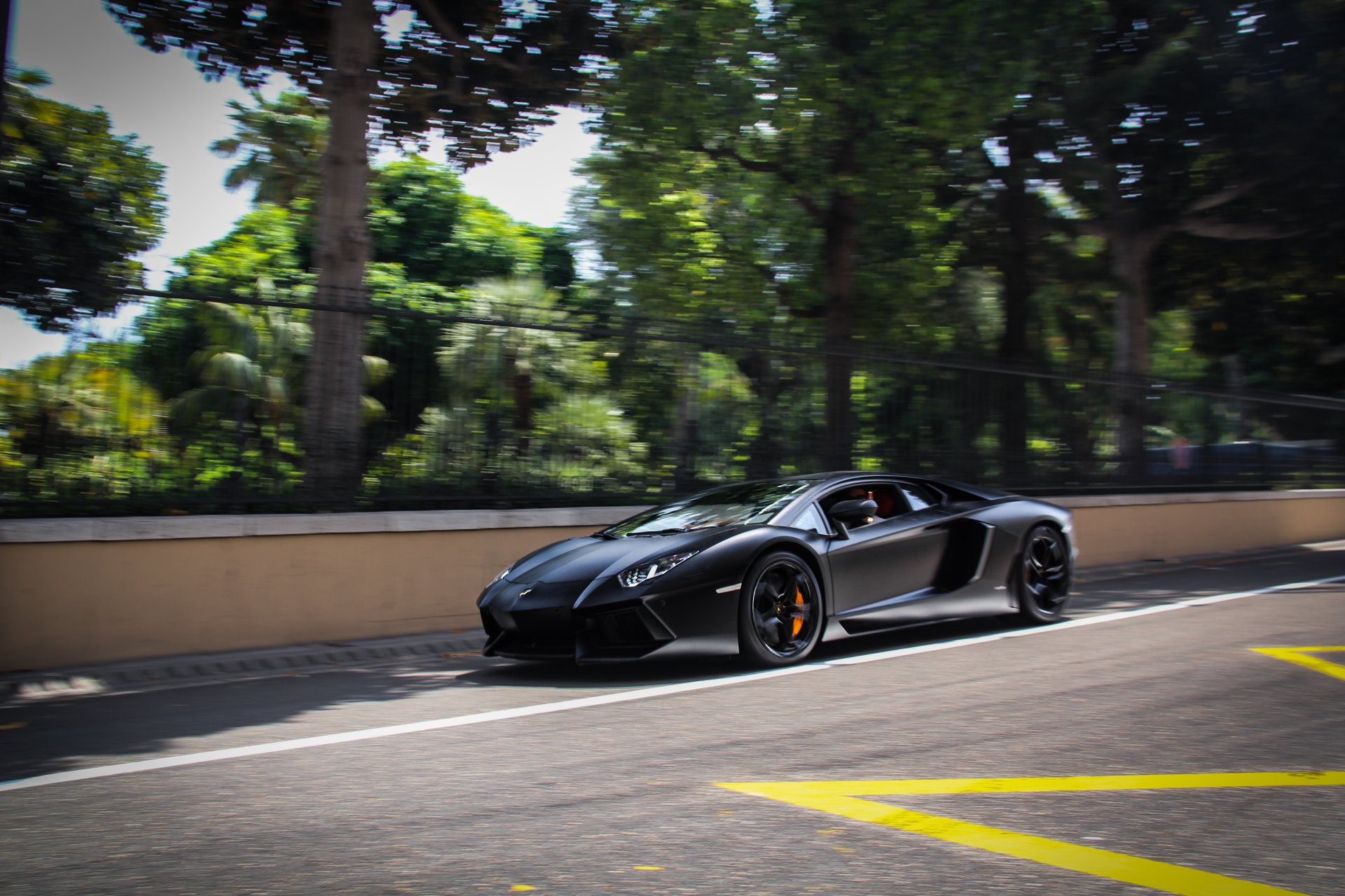 lamborghini aventador lp700-4 schwarz lamborghini aventador seitenansicht straße markierung schatten bäume zaun