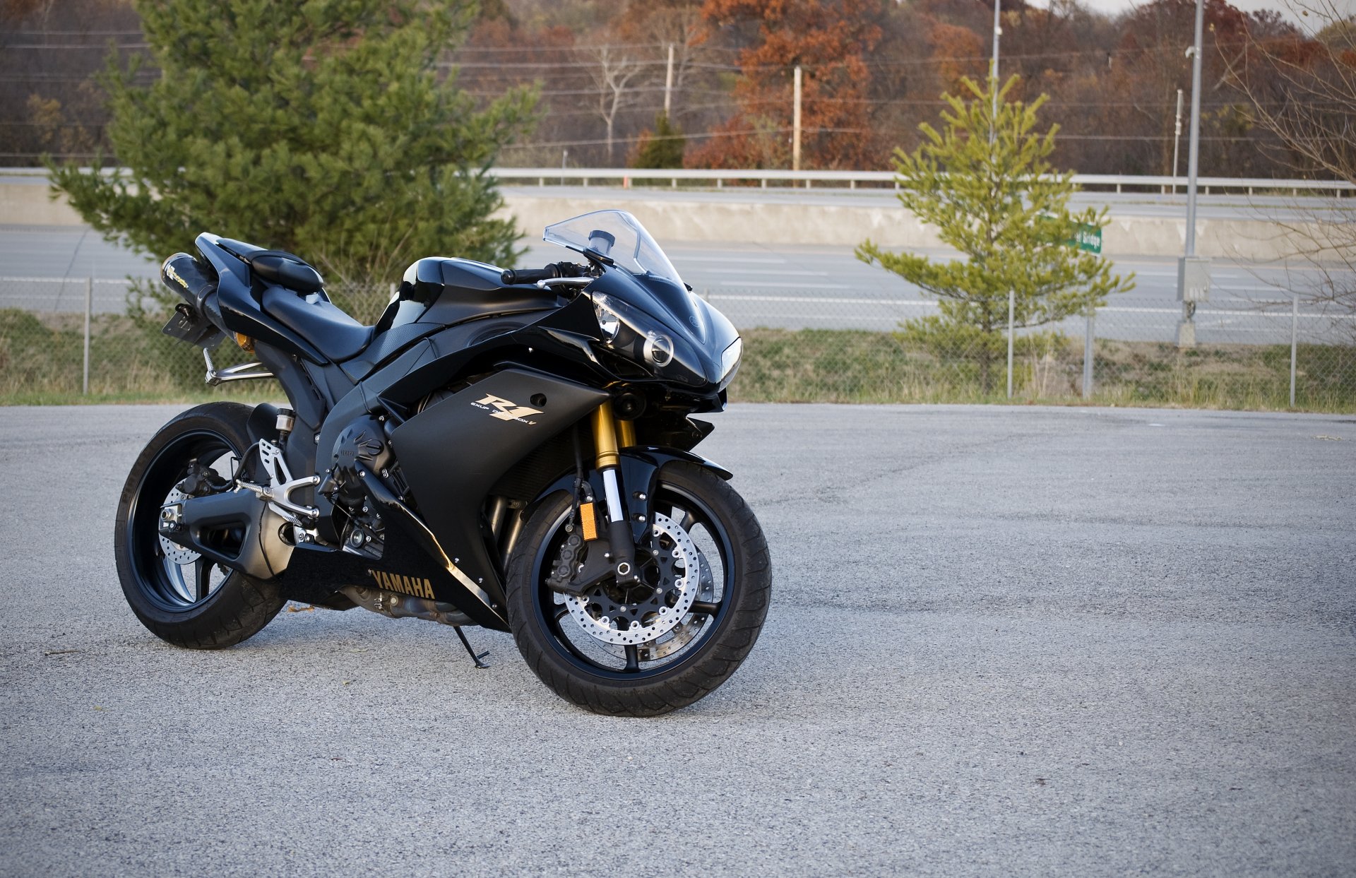 yamaha yzf-r1 noir vélo supersport yamaha r1 arbres route piliers