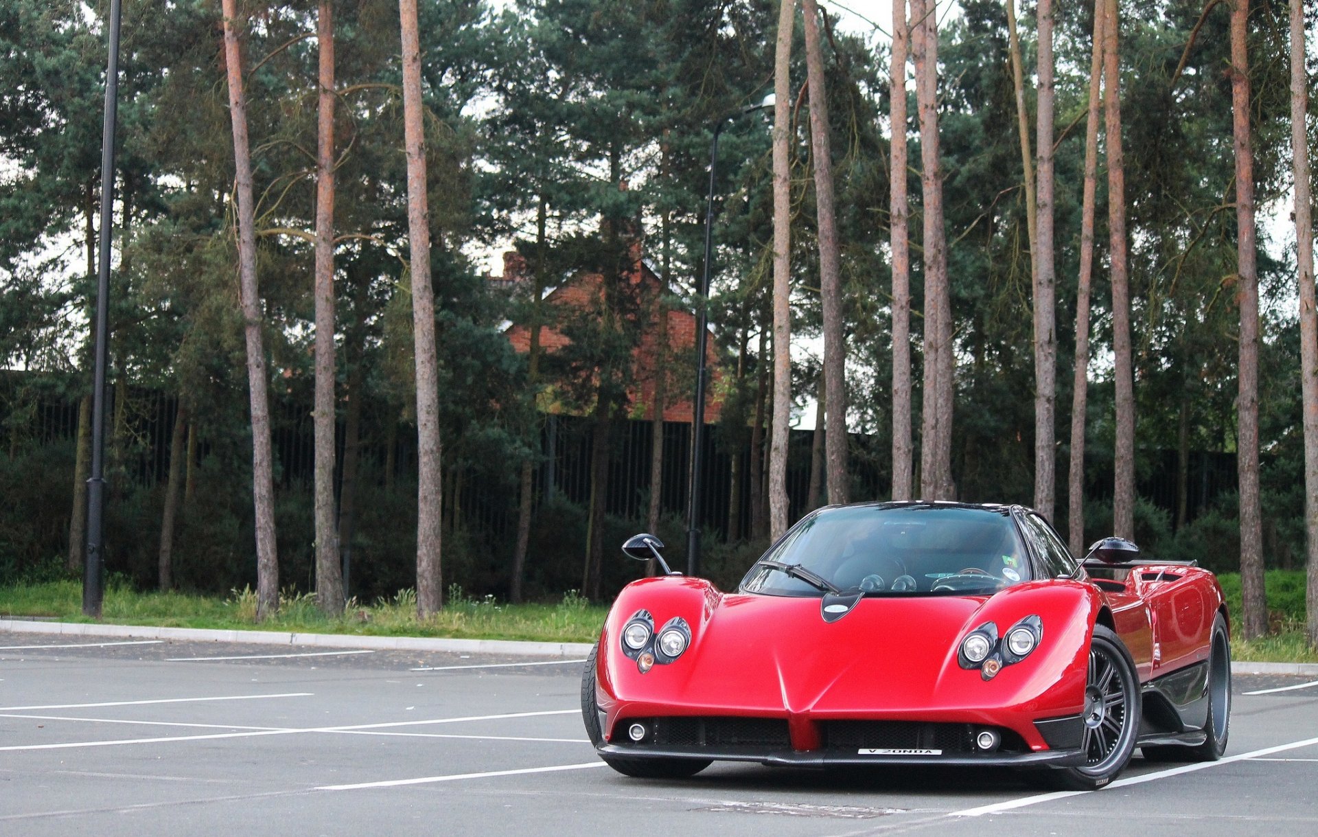 pagani zonda rot pagani sonde rot blick auf das dach parkplatz bäume