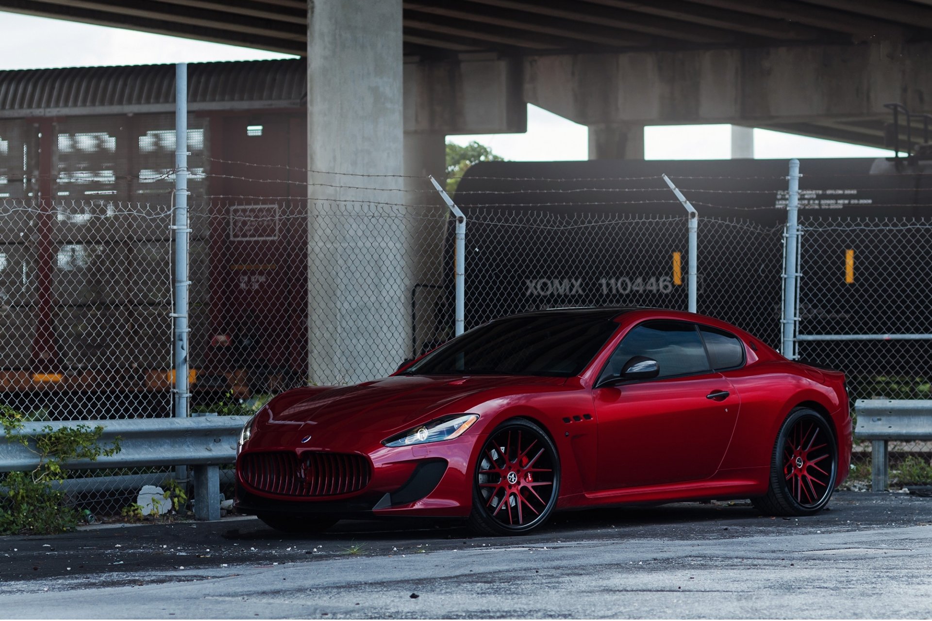 maserati granturismo mc stradale red wheels maserati granturismo red side view fencing barbed wire