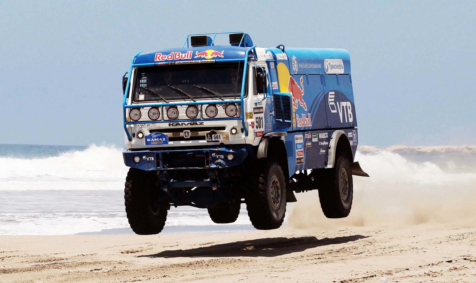 kamaz ciężarówka dakar niebieski czerwony byk rajd morze plaża woda