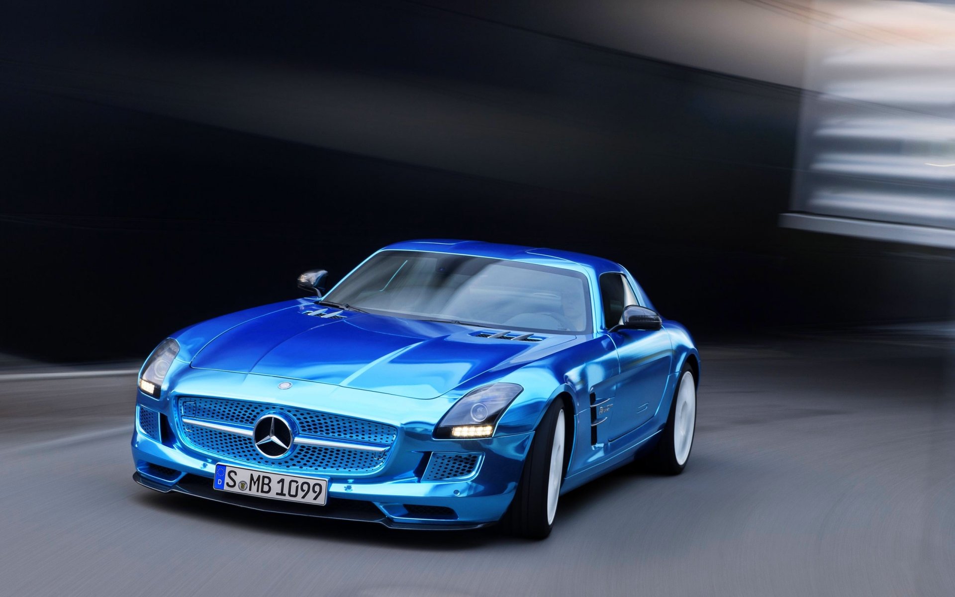 mercedes-benz sls amg coupé elektrischer driv blau front auto sportwagen chrom scheinwerfer