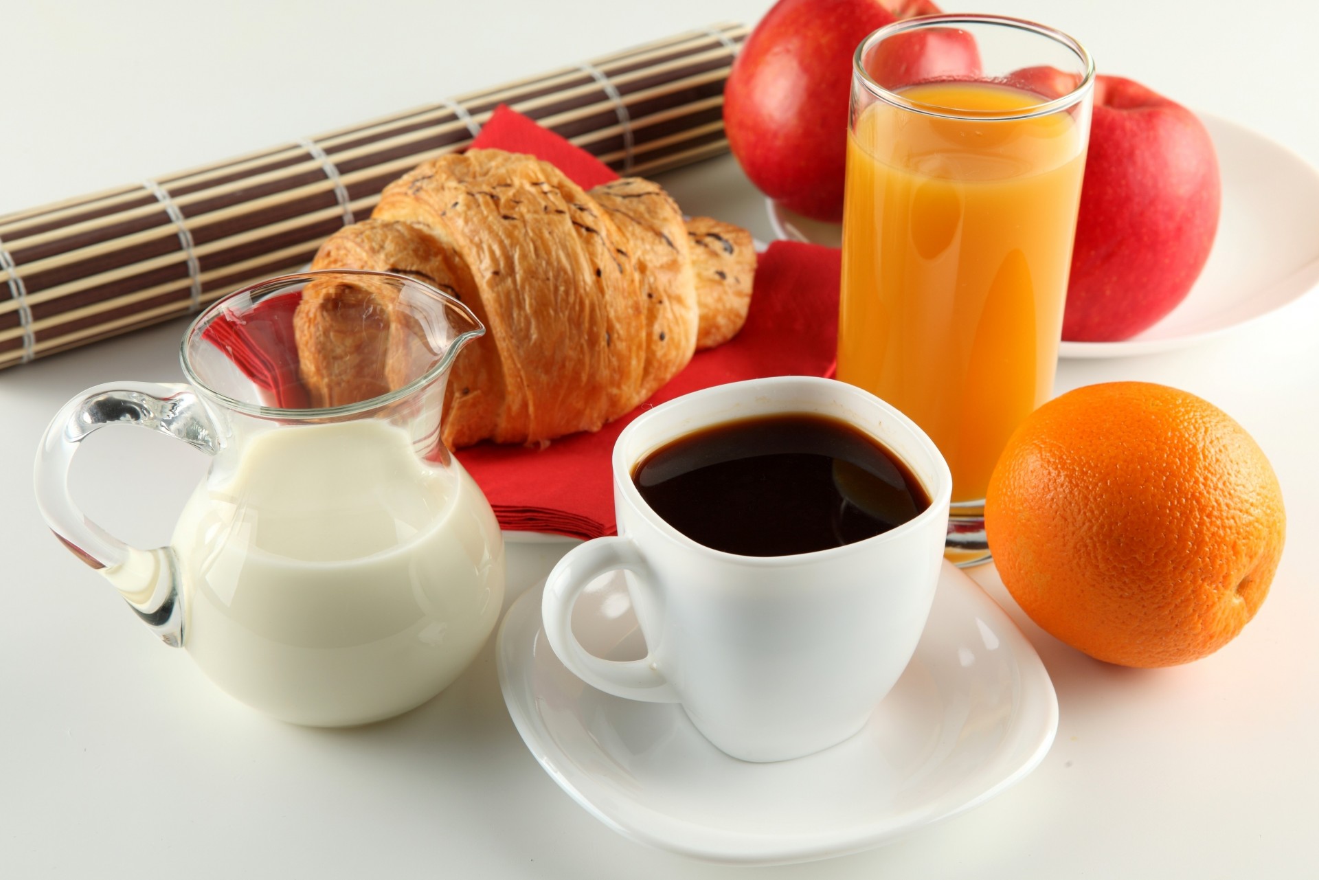 desayuno croissant platillo blanco café jugo naranja manzanas leche jarra taza