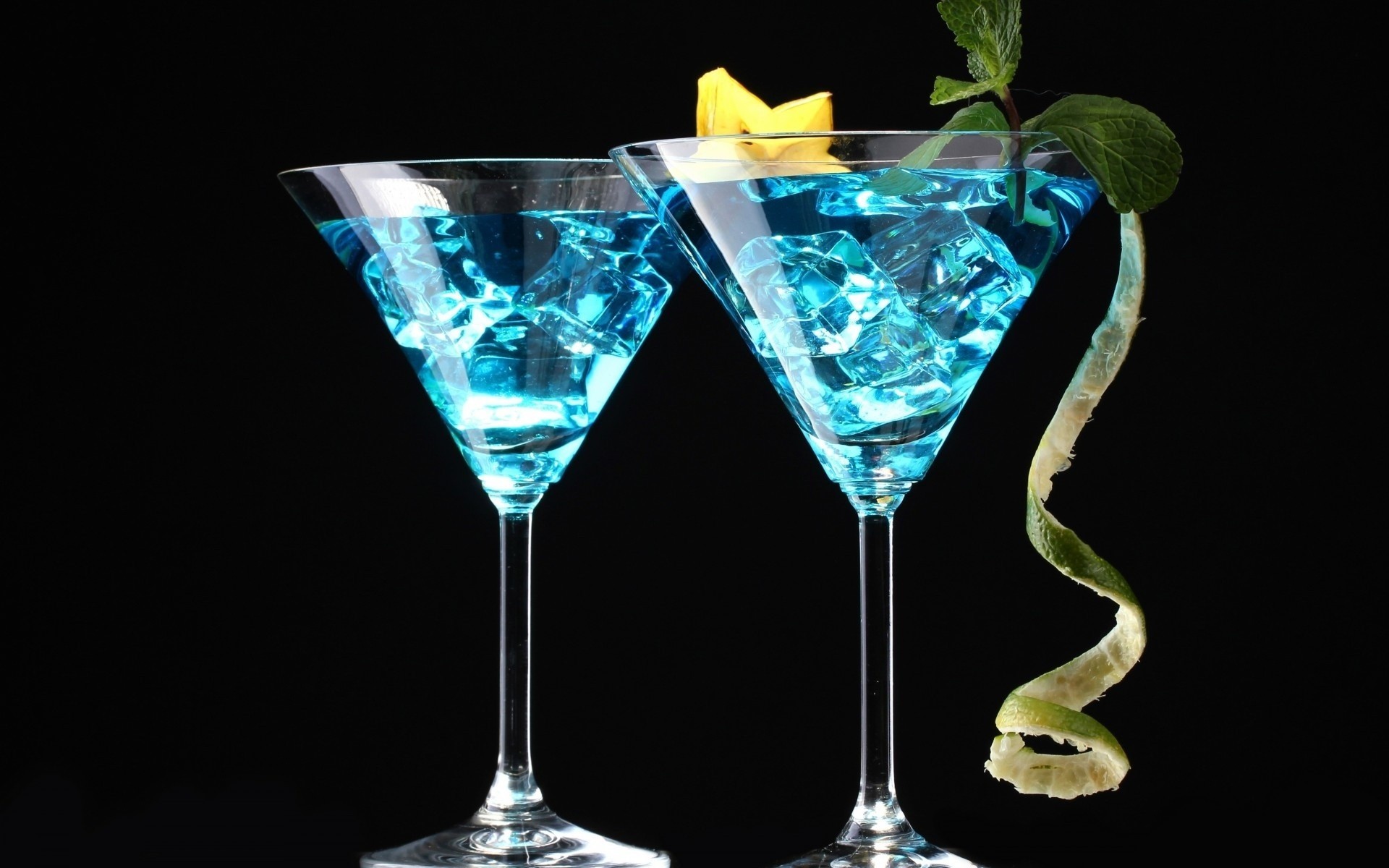 blau schwarzer hintergrund brille cocktail