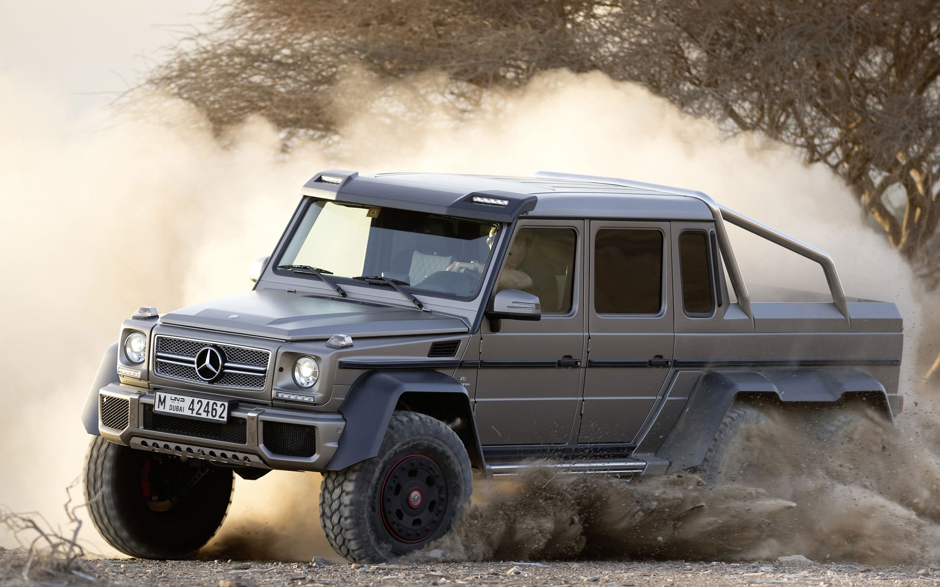 mercedes-benz g63 amg 6x6 mercedes amg suv jeep sable poussière