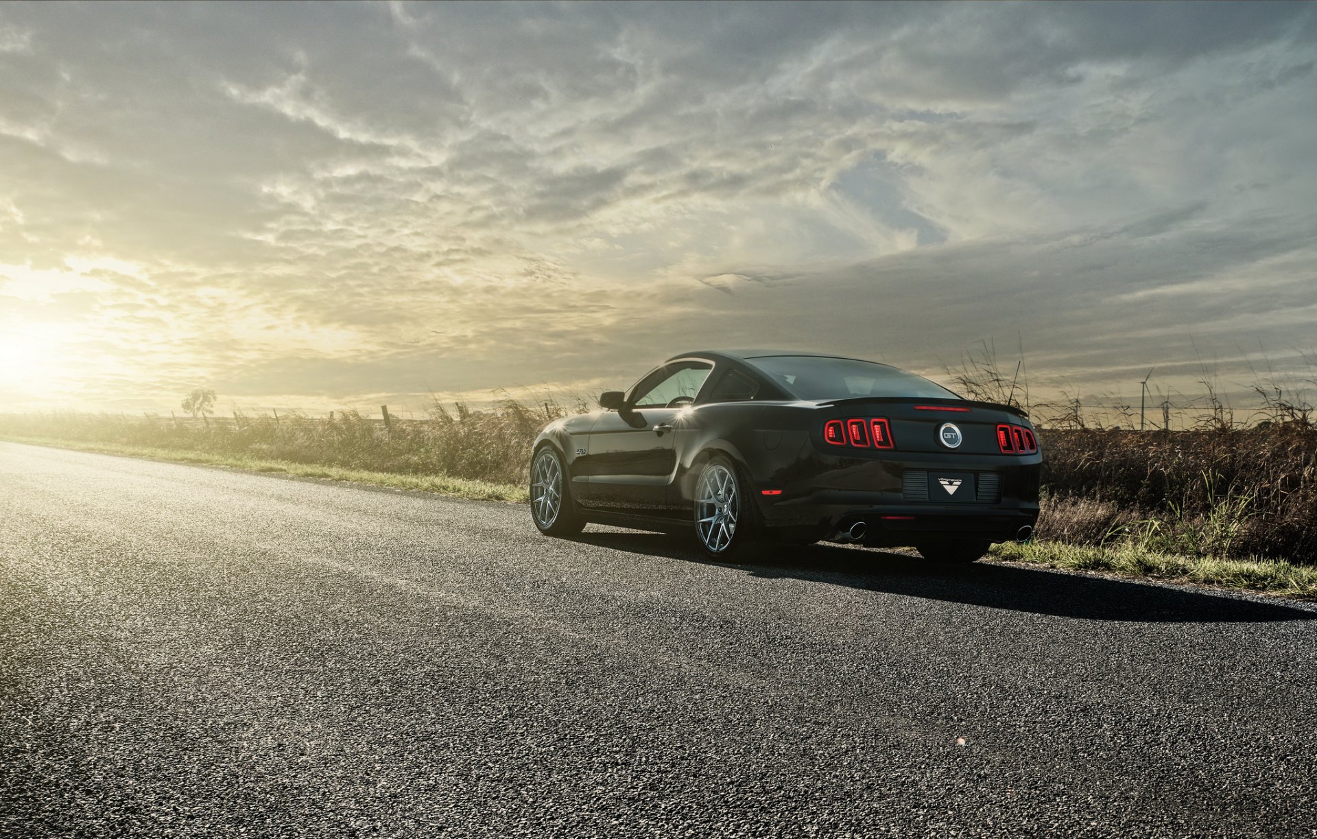 ford mustang gt 5.0 negro trasero sol carretera