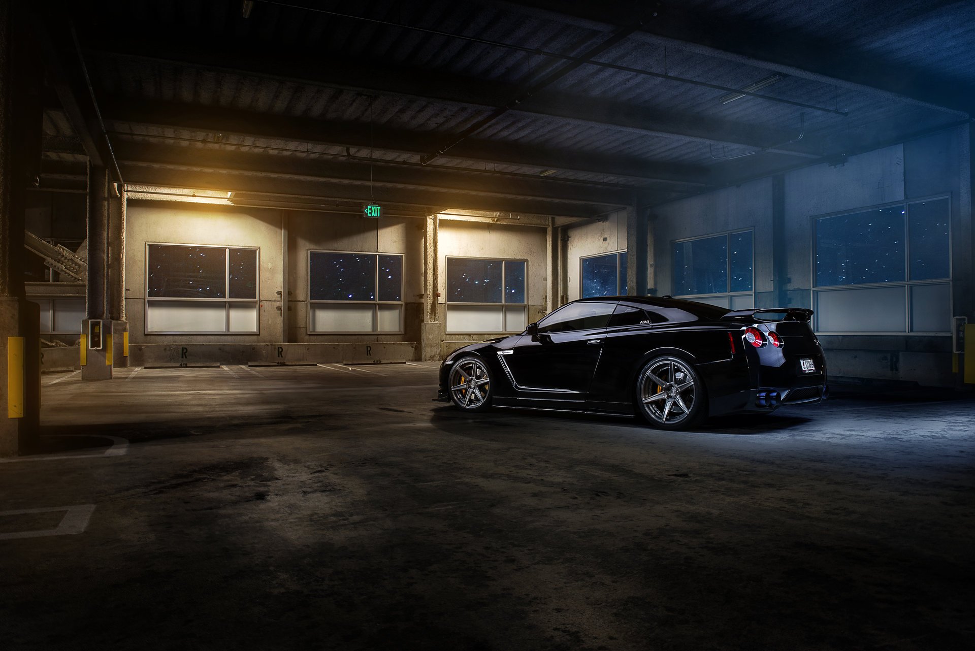 nissan gt-r r35 noir garage parking