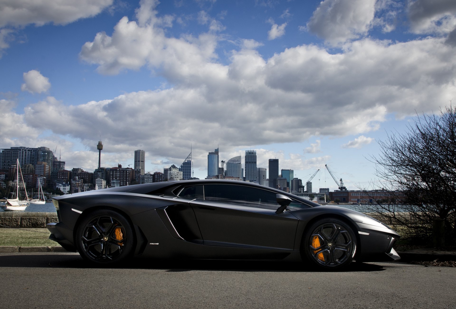 lamborghini aventador lp700-4 mat noir lamborghini aventador mat noir profil ombre promenade ville ciel nuages