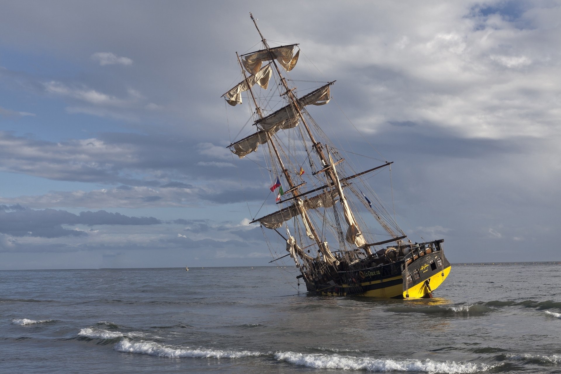 la grace barca a vela brigantino mare incagliato