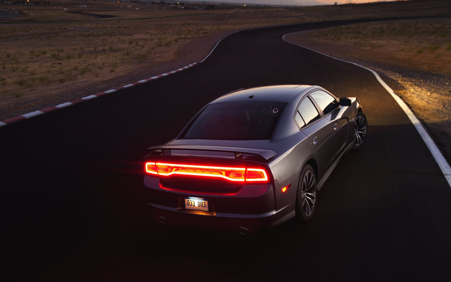 esquivar challenger coche gris noche luces luz carretera