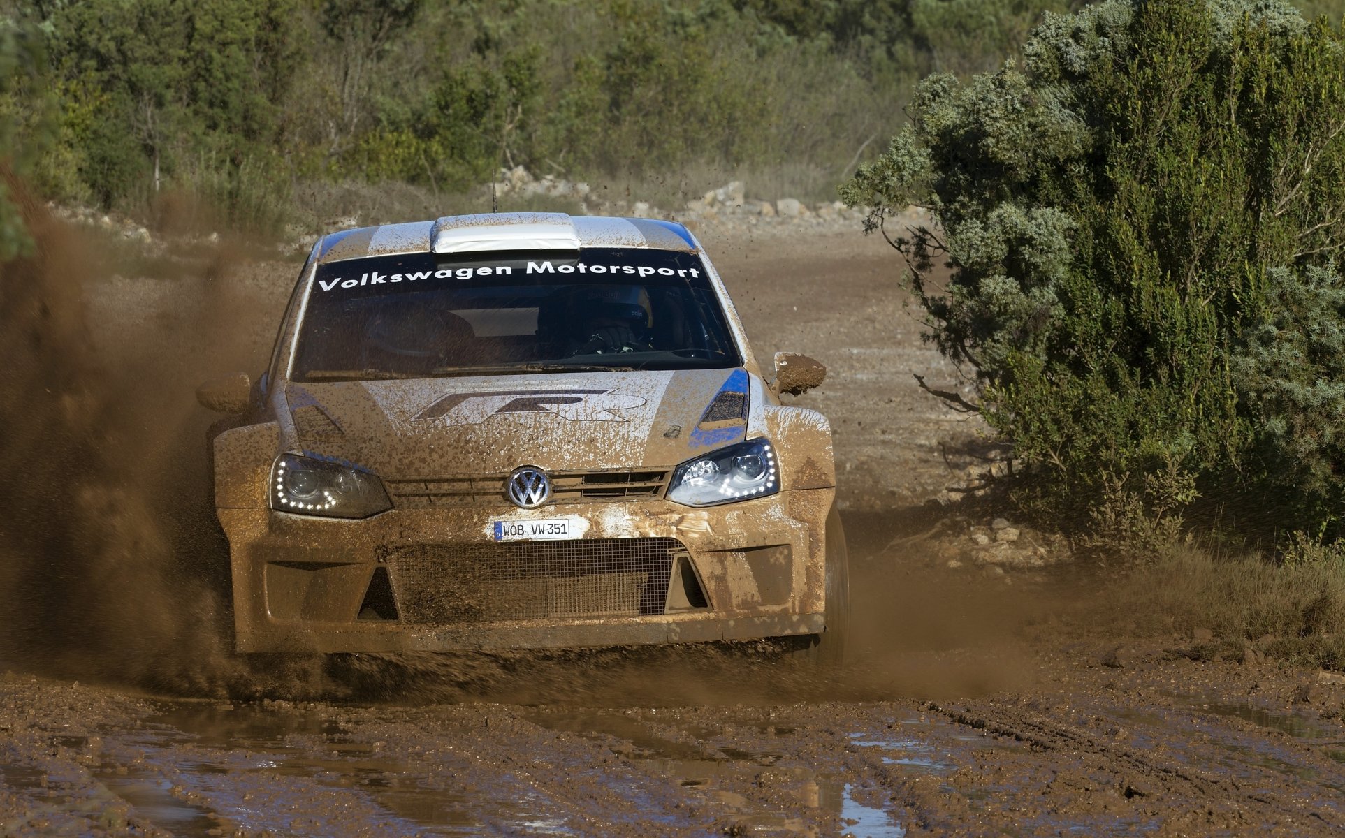 volkswagen polo wrc zlot dirt kaptur przód logo kałuża motorsport samochód