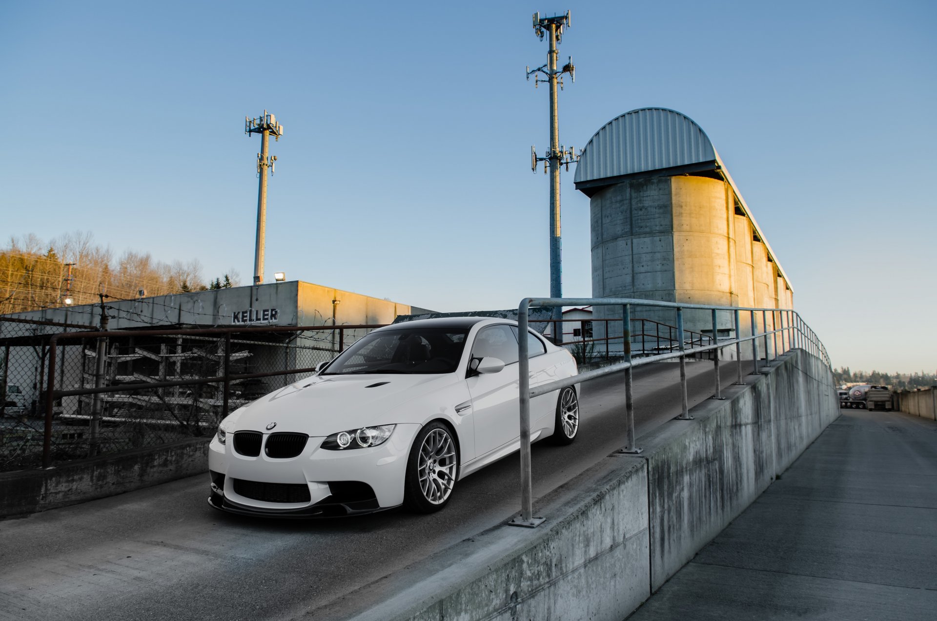 bmw m3 e92 weiß bmw coupe ausfahrt geländer himmel