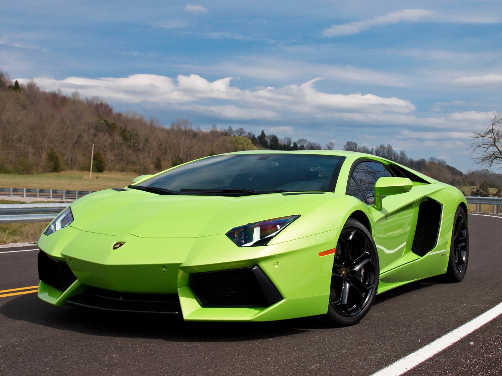 lamborghini aventador lp700-4 piękna zielona niebo droga