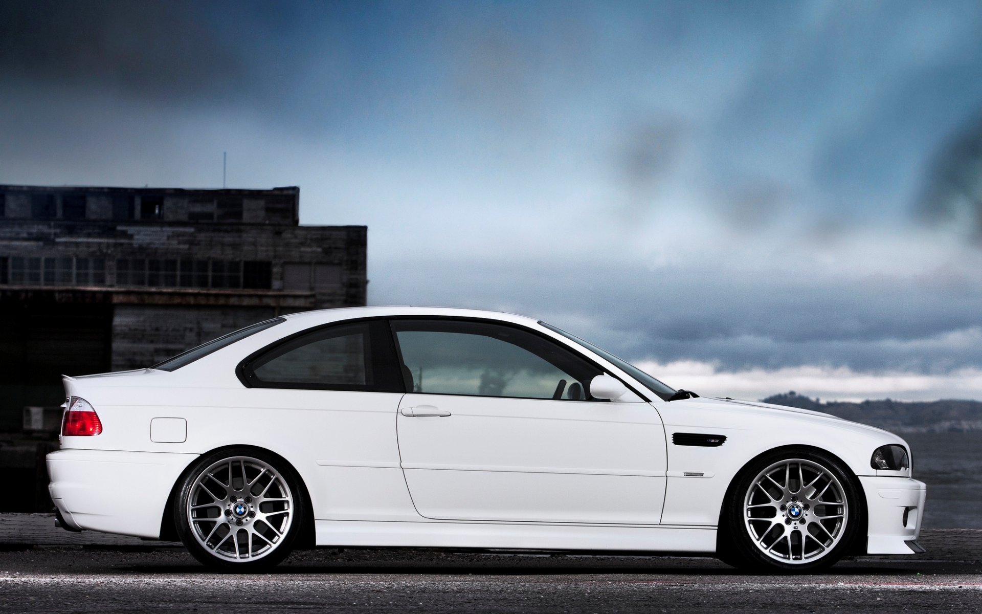 bmw m3 e46 biały niebo chmury bmw coupe profil chmury budynek