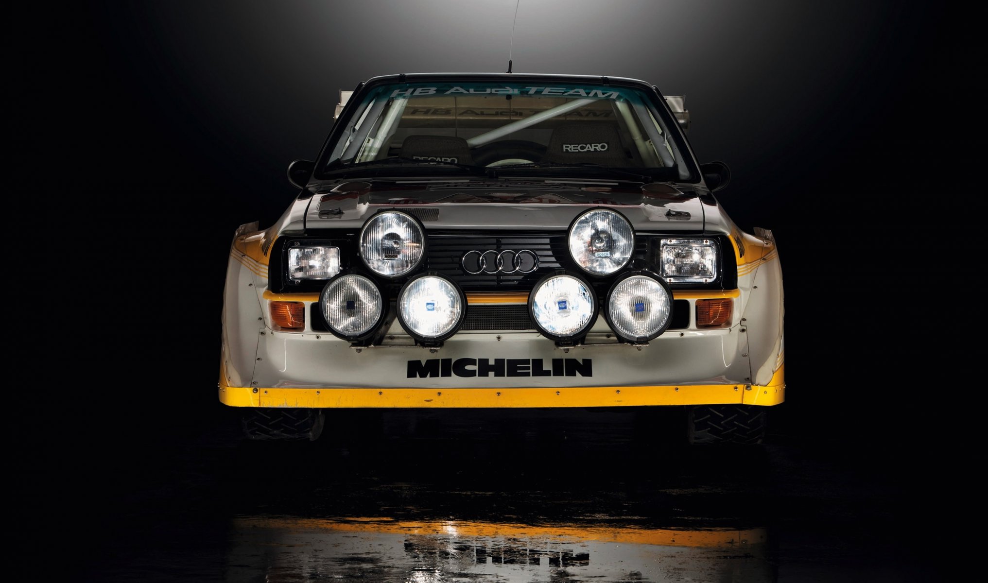 audi sport quattro rally auto anteriore fari riflessione