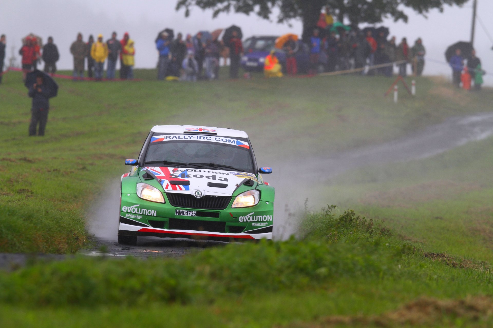 koda fabia rallye skoda nuageux course pluie gens fans