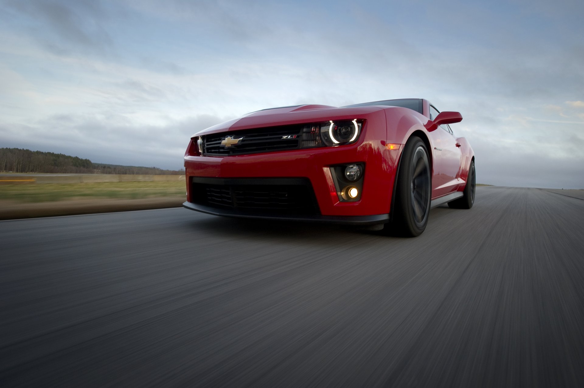 chevrolet camaro zl1 rojos camino velocidad chevrolet camaro zl1 rojo cielo nubes