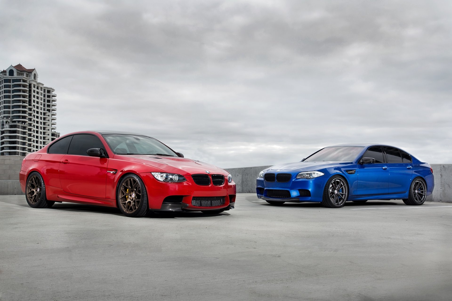 bmw m3 e92 m5 f10 rosso monte carlo blu bmw rosso blu tetto cielo nuvole