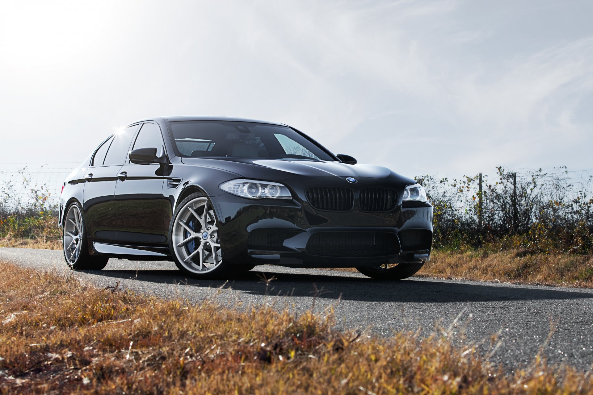 bmw m5 f10 noir bmw vue de face ciel nuages